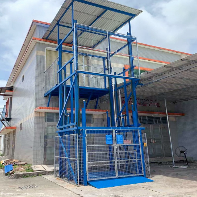 十堰建材厂室外升降货梯安装